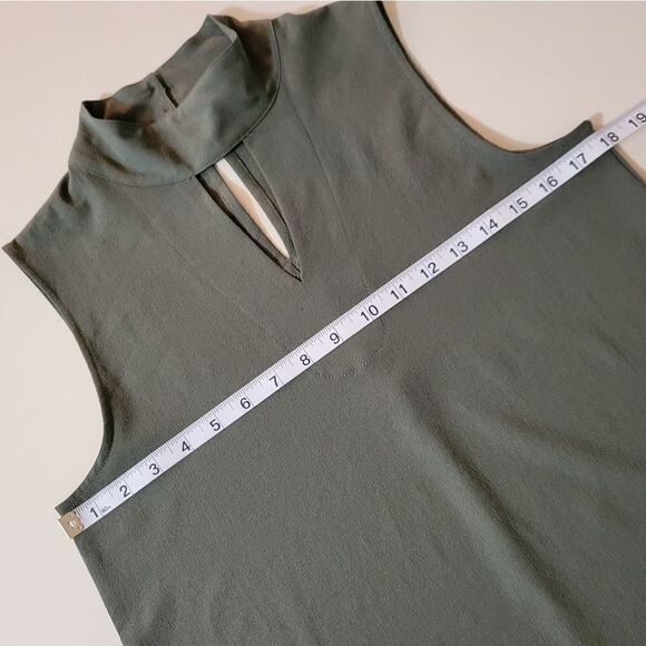 Paper Crane Keyhole Neckline Tank Blouse - Picture 4 of 9